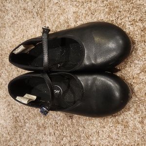 Girls Revolution tap shoes, size M
